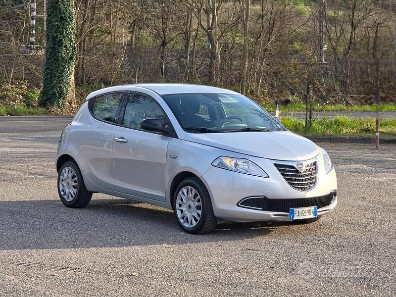 Usata Lancia Ypsilon 69 CV (50 kW) 2015 Grigio Utilitaria