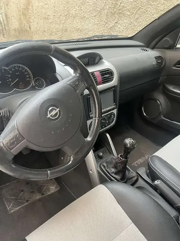 Usata Opel Tigra Edition 69 CV (50 kW) 2006 Cabrio