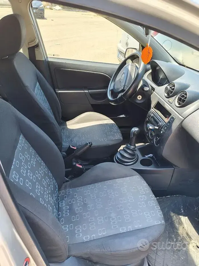 Usata Ford Fiesta 75 CV (55 kW) 2005 Grigio Utilitaria