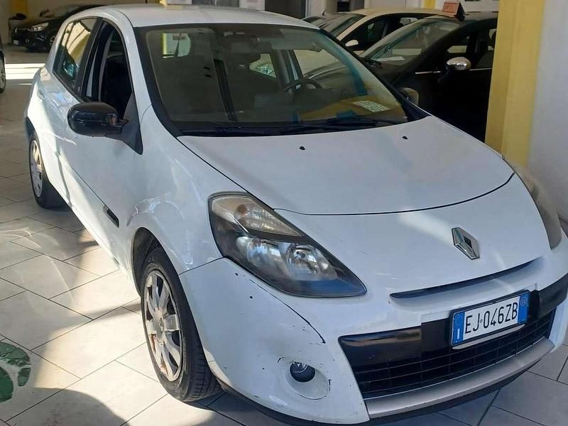 Usata Renault Clio III 75 CV (55 kW) 2011 Bianco Berlina