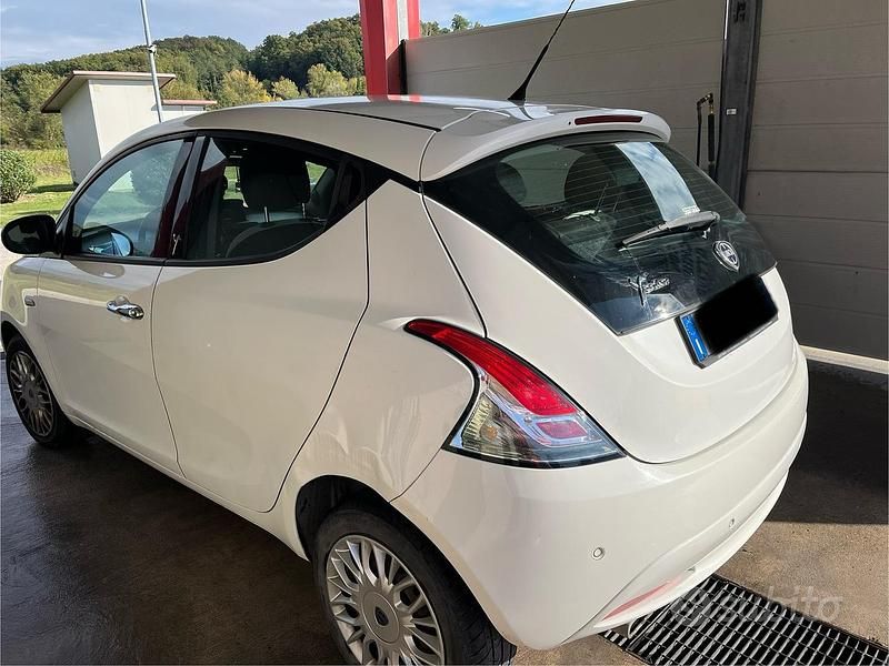 Usata Lancia Ypsilon Gold 95 CV (69 kW) 2017 Bianco Utilitaria