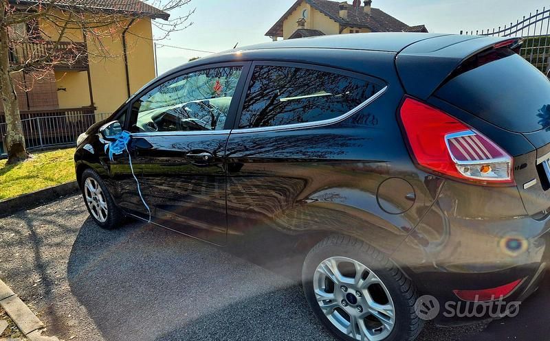 Usata Ford Fiesta 100 CV (73 kW) 2015 Nero Utilitaria