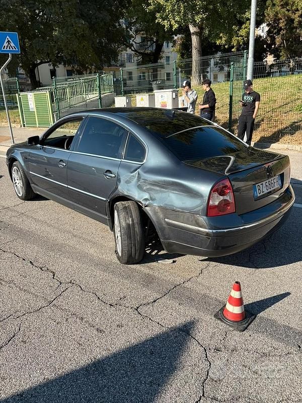 Blu Usata 2002 VW Passat Tre volumi | 500 € (Super prezzo) - Immagine 1/4
