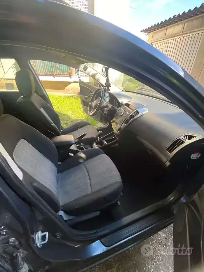 Usata Kia Ceed 115 CV (84 kW) 2011 Grigio Utilitaria