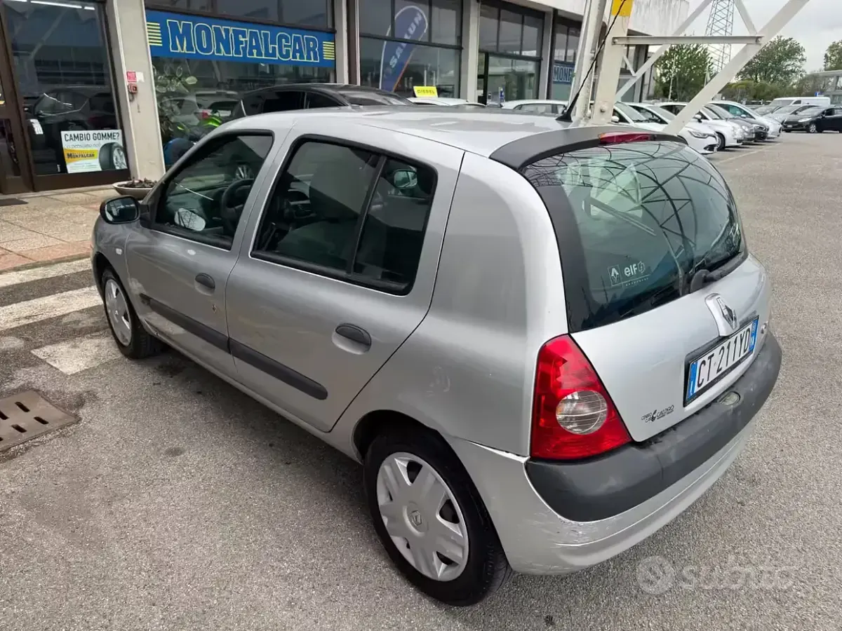 Usata Renault Clio II 58 CV (42 kW) 2005 Grigio Berlina