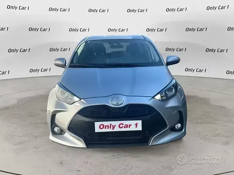 Usata Toyota Yaris Business Edition 72 CV (52 kW) 2023 Grigio Utilitaria