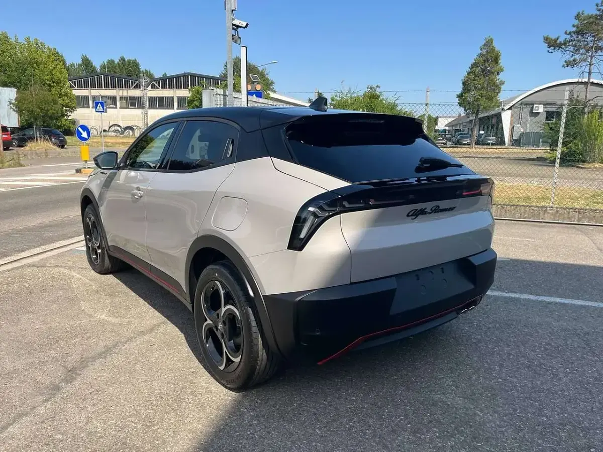 Nuova Alfa Romeo GT Junior Edizione Speciale 136 CV (100 kW) 2026 Avorio SUV