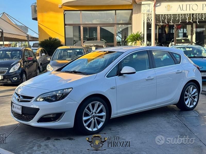 Bianco Usata 2015 Opel Astra Cosmo Tre volumi | 7900 € (Buon prezzo) - Immagine 1/4