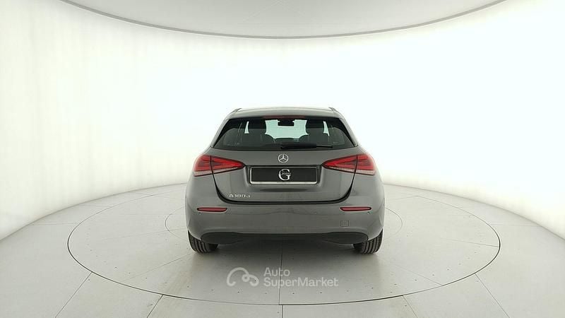 Usata Mercedes A180 116 CV (85 kW) 2022 Mountain grau metallic Berlina