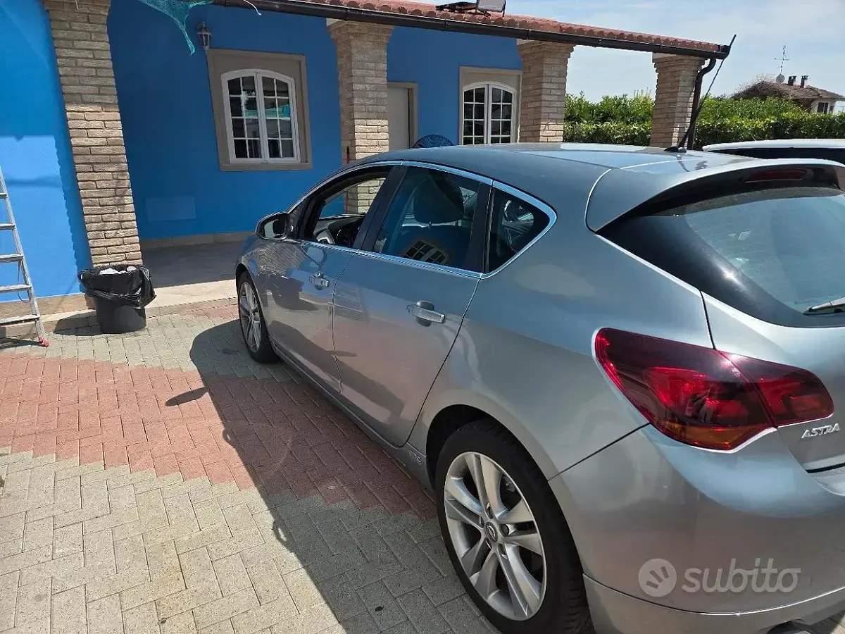 Usata Opel Astra 180 CV (132 kW) 2011 Grigio Berlina