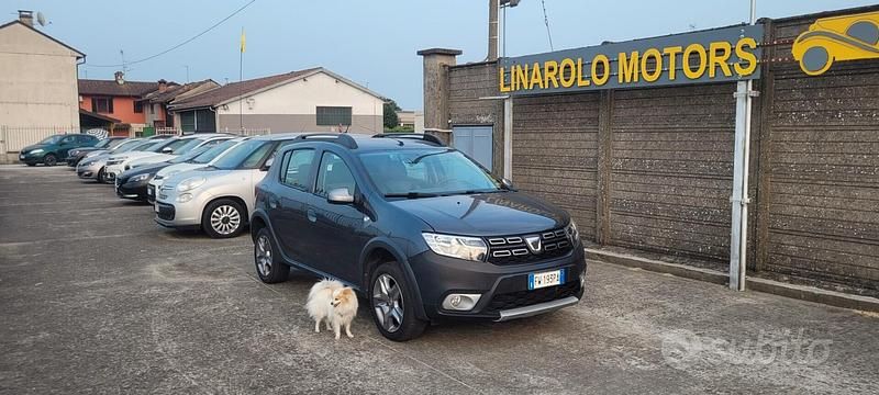 Nero Usata 2019 Dacia Sandero Due volumi | 8999 € (Cara) - Immagine 1/4