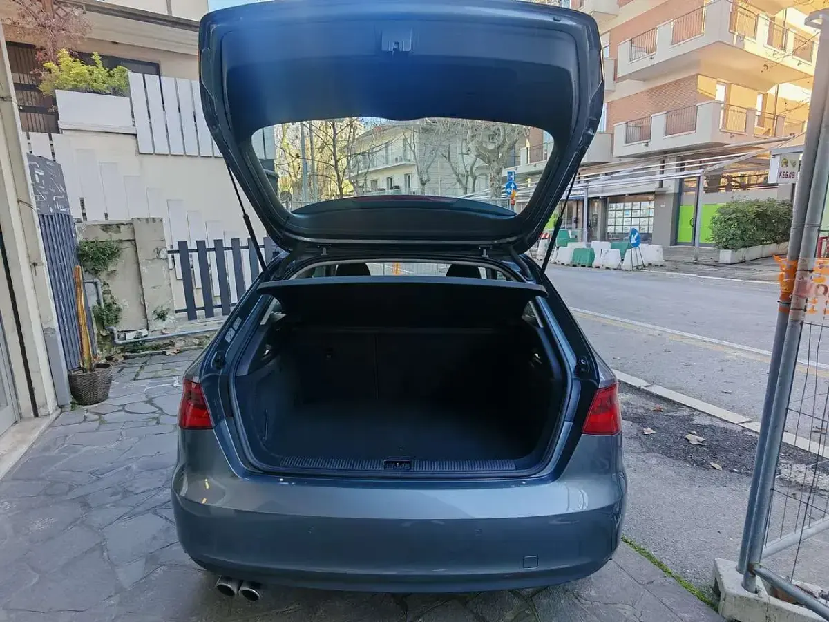 Usado Audi A3 Ambiente 150 CV (110 kW) 2015 Gris Berlina