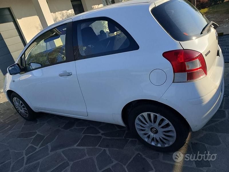 Usata Toyota Yaris 65 CV (47 kW) 2010 Bianco Berlina