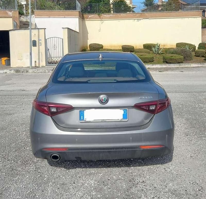 Usata Alfa Romeo Giulia 150 CV (110 kW) 2016 Grigio Berlina