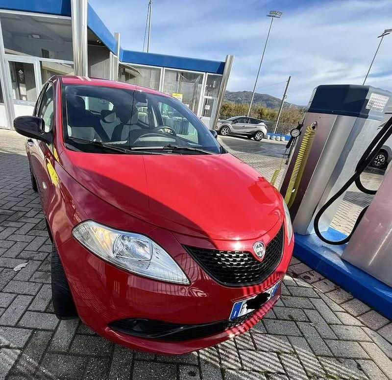 Usata Lancia Ypsilon Gold 69 CV (50 kW) 2018 Utilitaria