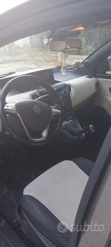 Usata Lancia Ypsilon Gold 69 CV (50 kW) 2013 Grigio Utilitaria