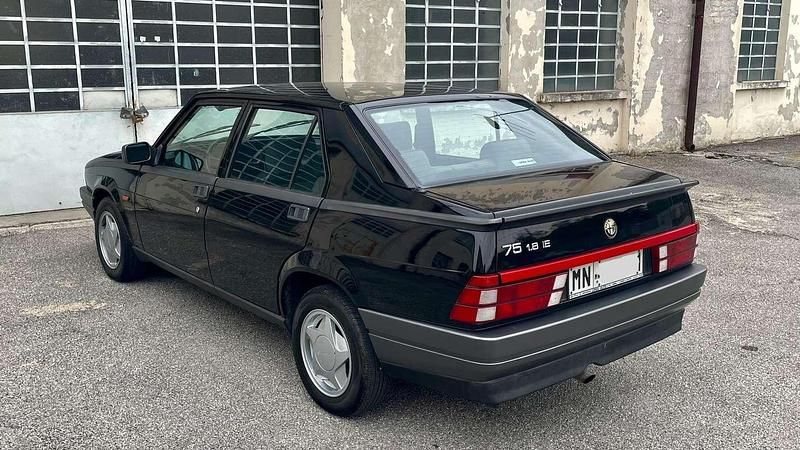 Usata Alfa Romeo 75 120 CV (88 kW) 1990 Nero Berlina