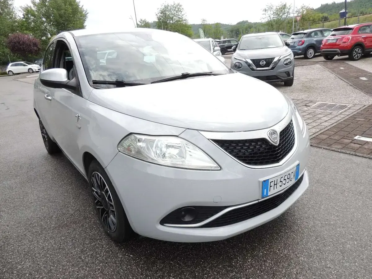 Usata Lancia Ypsilon 69 CV (50 kW) 2017 Grigio Utilitaria