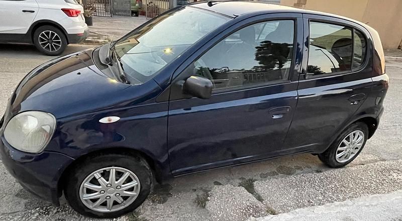 Usata Toyota Yaris 2002 Blu Berlina