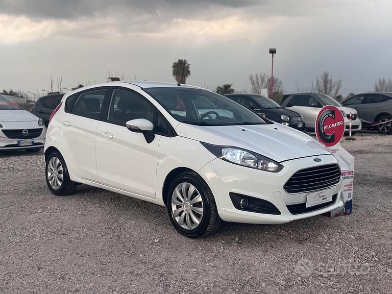 Usata Ford Fiesta Titanium 75 CV (55 kW) 2014 Bianco Utilitaria