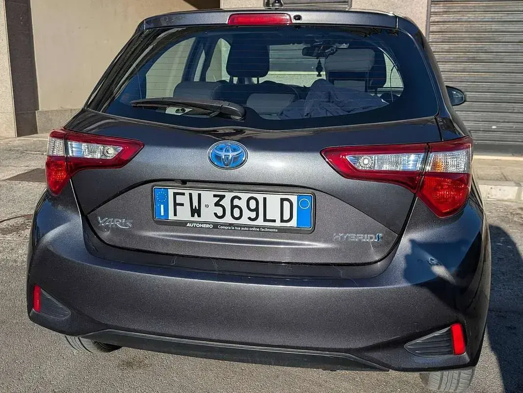 Usata Toyota Yaris Hybrid Cool 73 CV (53 kW) 2019 Argento Berlina