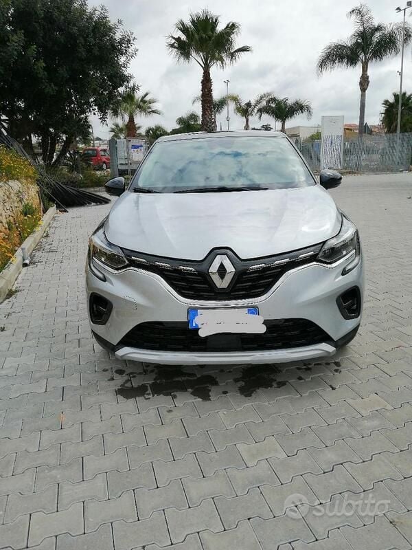Usata Renault Captur 143 CV (105 kW) 2022 Grigio SUV