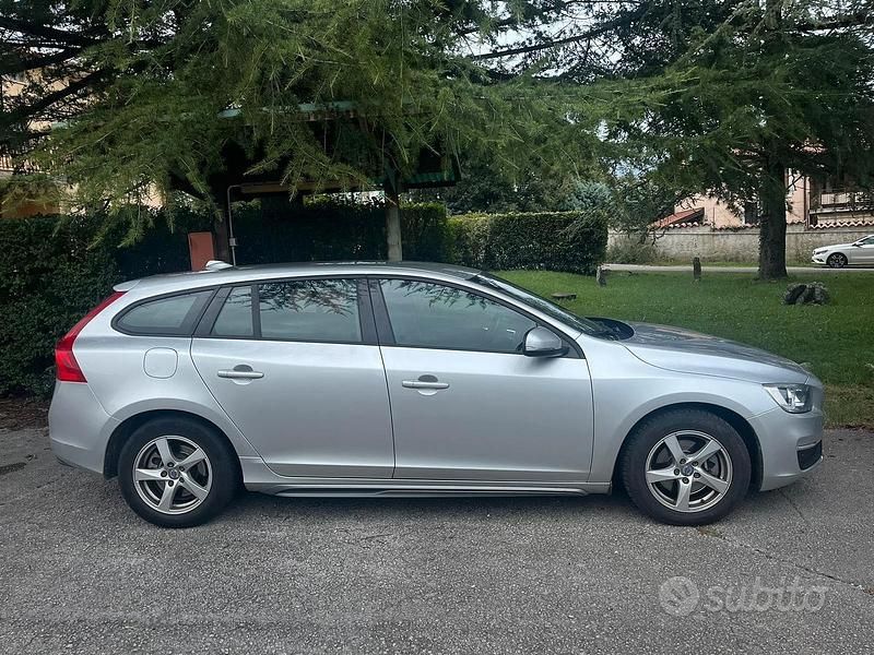 Usata Volvo V60 120 CV (88 kW) 2017 Grigio Station wagon