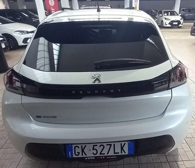 Usata Peugeot e-208 Allure 100 kW (136 CV) 2022 Bianco Utilitaria