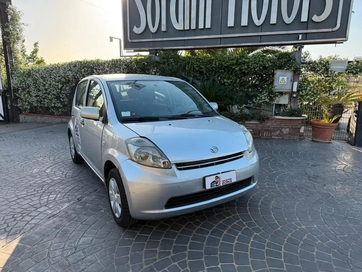 Usata Daihatsu Sirion 69 CV (50 kW) 2007 Argento Utilitaria