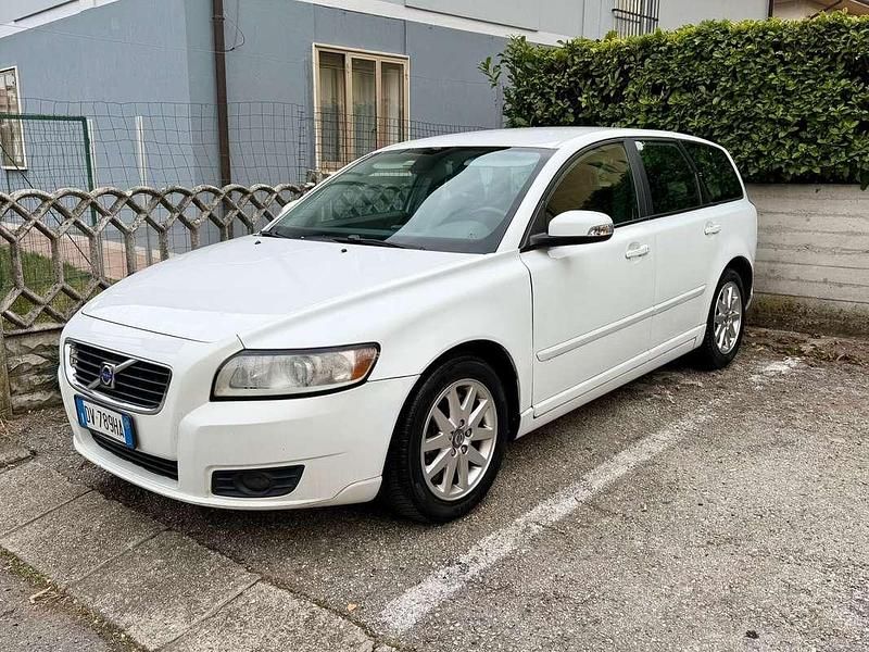 Usata Volvo V50 Momentum 180 CV (132 kW) 2010 Bianco Station wagon