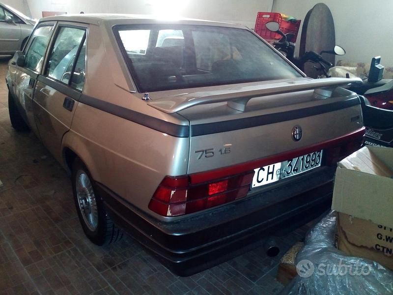 Usata Alfa Romeo 75 110 CV (80 kW) 1990 Bianco Berlina