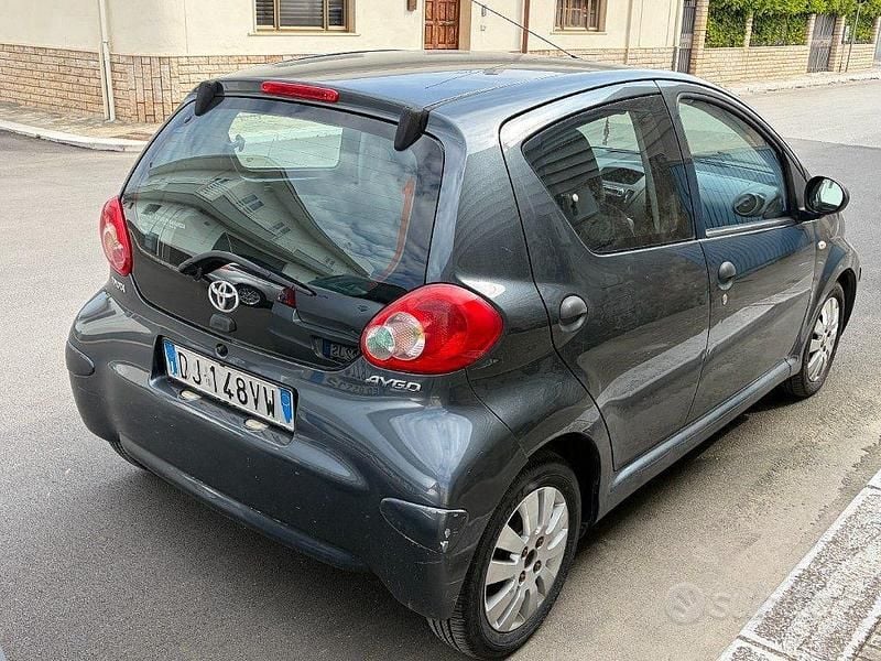 Usata Toyota Aygo 68 CV (50 kW) 2007 Grigio Utilitaria