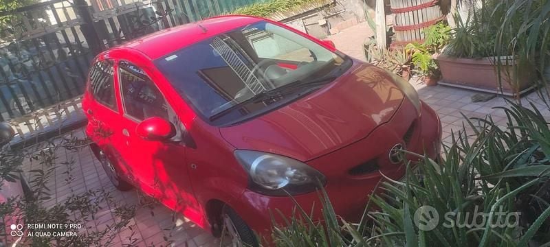 Rosso Usata 2009 Toyota Aygo Due volumi | 3500 € (Ottimo prezzo) - Immagine 1/4