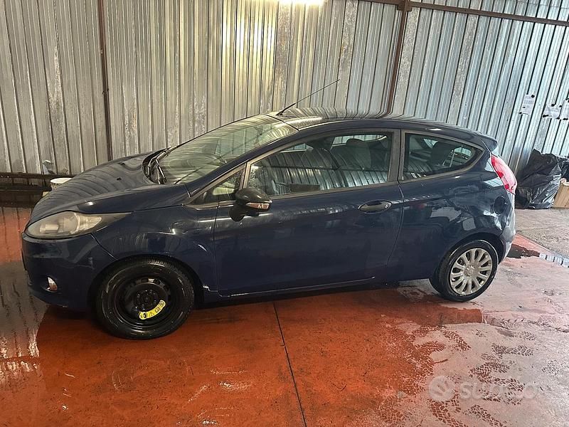 Usata Ford Fiesta 97 CV (71 kW) 2013 Blu Berlina