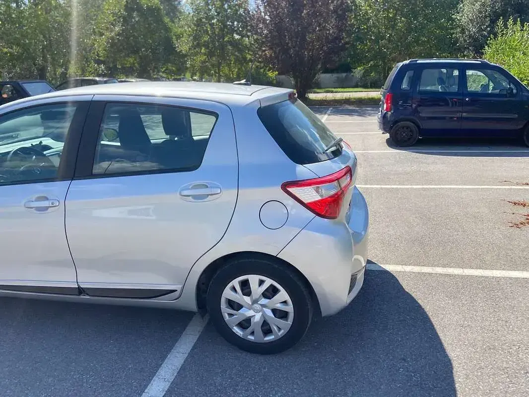 Usata Toyota Yaris Hybrid Active 73 CV (53 kW) 2020 Argento Berlina