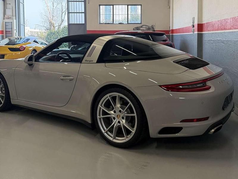 Usata Porsche 911 Targa 4 370 CV (272 kW) 2018 Grigio gesso Cabrio