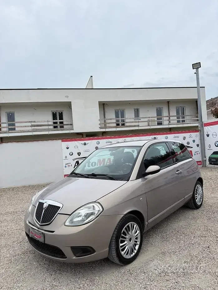 Usata Lancia Ypsilon 75 CV (55 kW) 2007 Marrone Utilitaria