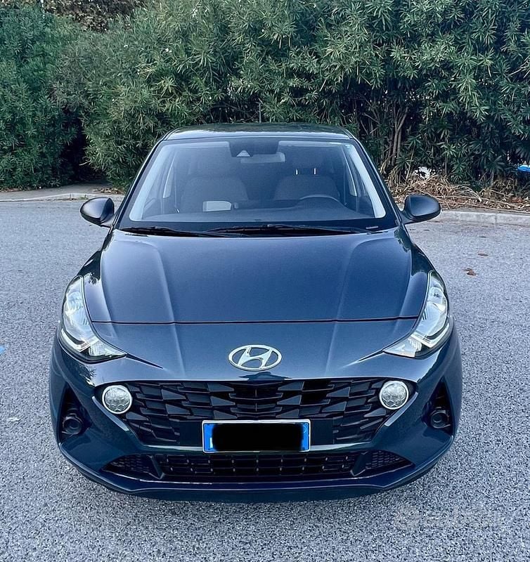 Grigio Usata 2022 Hyundai i10 Due volumi | 10.699 € (Ottimo prezzo) - Immagine 1/4