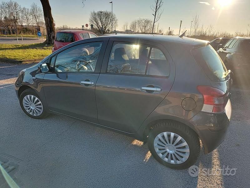 Usata Toyota Yaris 69 CV (50 kW) 2010 Grigio Utilitaria