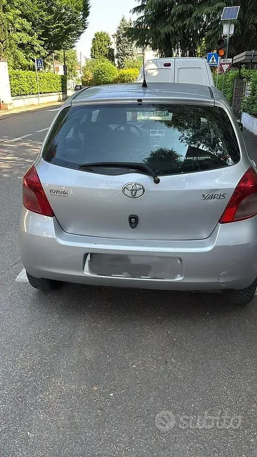 Usata Toyota Yaris 69 CV (50 kW) 2007 Grigio Utilitaria