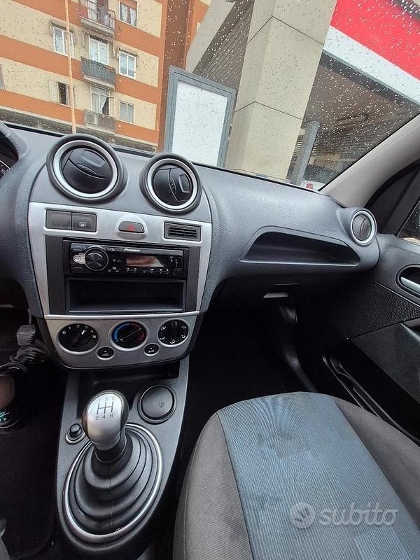 Usado Ford Fiesta 75 HP (55 kW) 2007 Preto Citadino