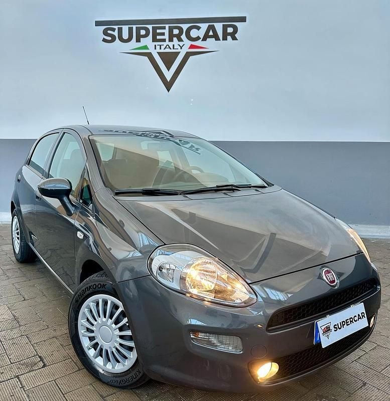 Grigio Usata 2016 Fiat Punto Tre volumi | 5300 € (Buon prezzo) - Immagine 1/4
