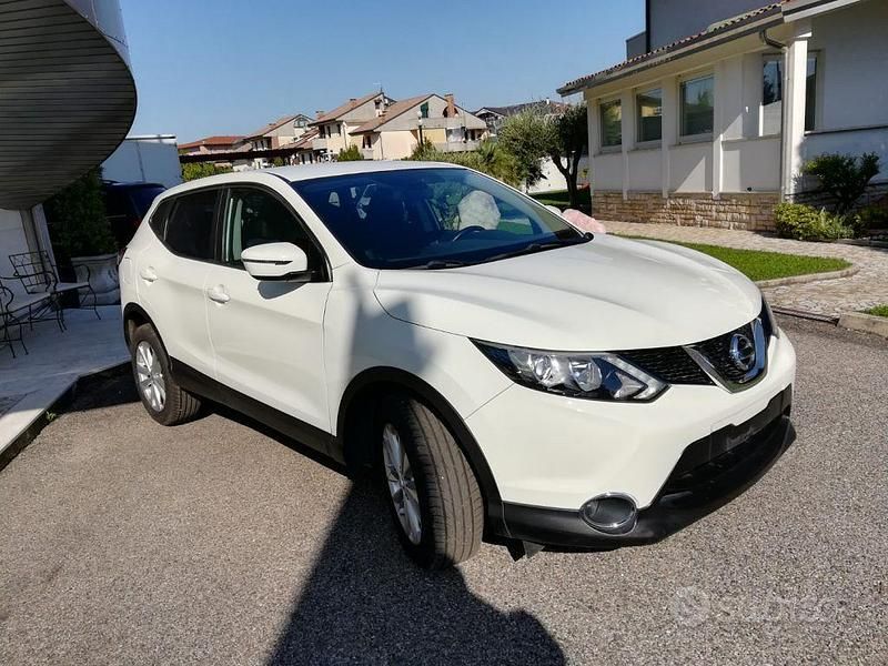 Usata Nissan Qashqai Acenta 116 CV (85 kW) 2017 Bianco pastello SUV
