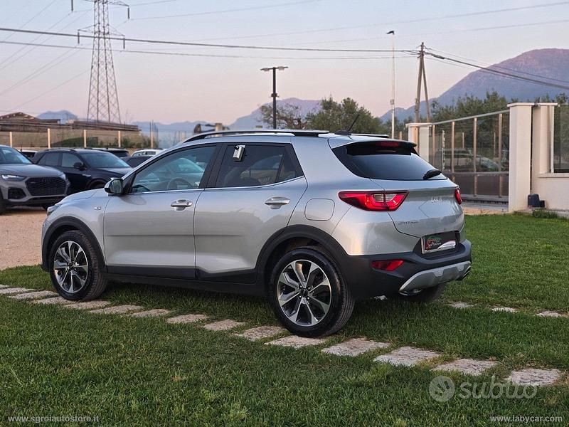 Usata Kia Stonic Style 100 CV (73 kW) 2022 Argento SUV