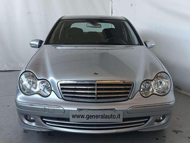 Grigio metallizzato Usata 2007 Mercedes C220 Elegance Tre volumi | 7000 € (Buon prezzo) - Immagine 1/4