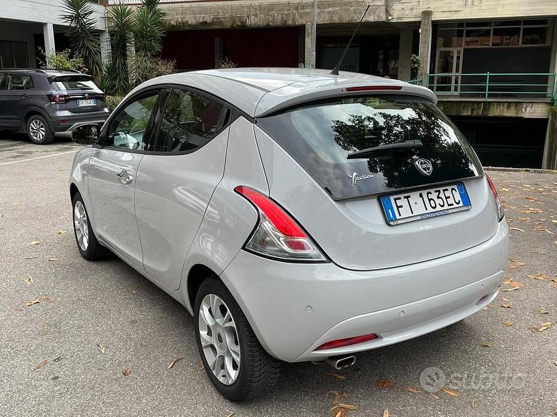 Usata Lancia Ypsilon Gold 69 CV (50 kW) 2019 Grigio Utilitaria