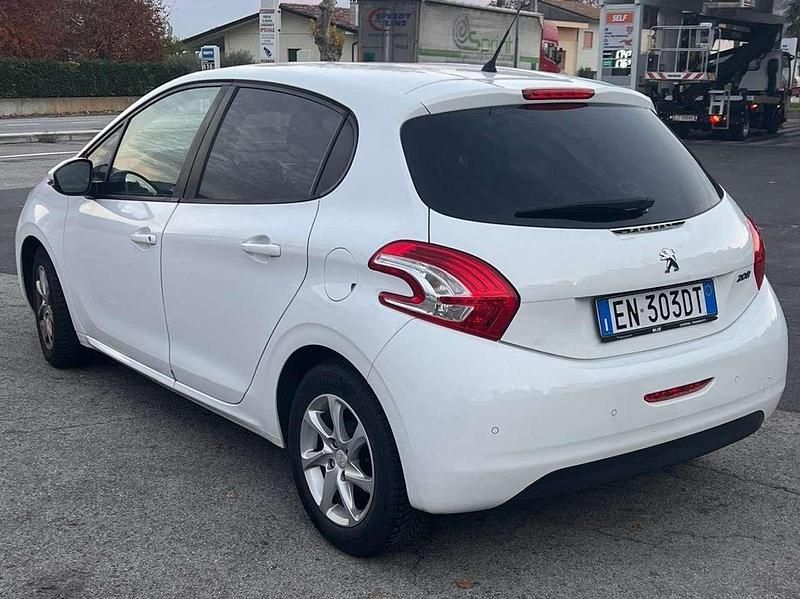 Bianco Usata 2012 Peugeot 208 Allure Due volumi | 3990 € (Ottimo prezzo) - Immagine 1/4