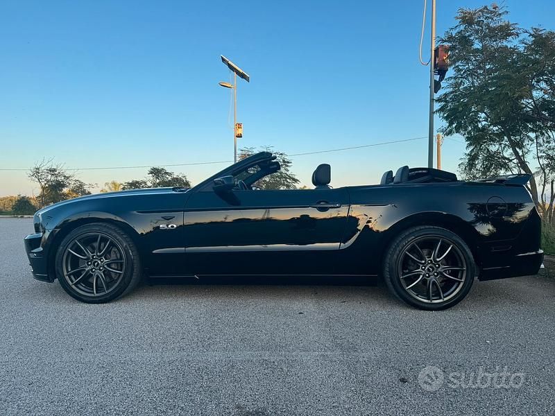 Usata Ford Mustang GT Convertible 420 CV (308 kW) 2014 Nero Cabrio