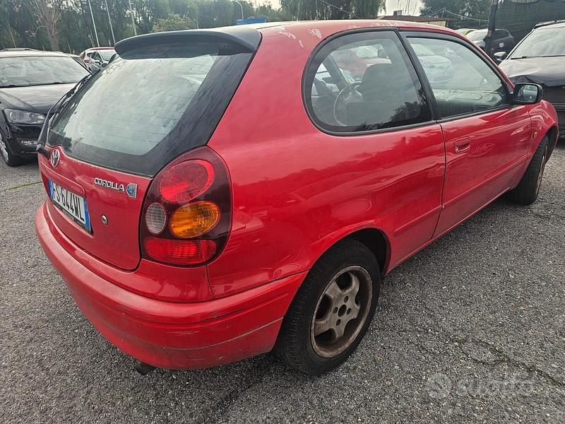 Usata Toyota Corolla 96 CV (70 kW) 2003 Rosso Berlina