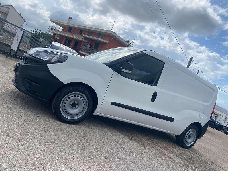 Usata Fiat Doblò 120 CV (88 kW) 2021 Bianco Monovolume